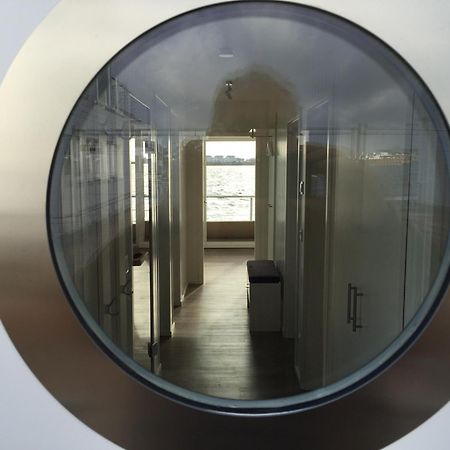 Schwimmendes Ferienhaus Antares One By Seeblick Ferien Oro, Rundum Wasser, Sauna オルペニッツ エクステリア 写真
