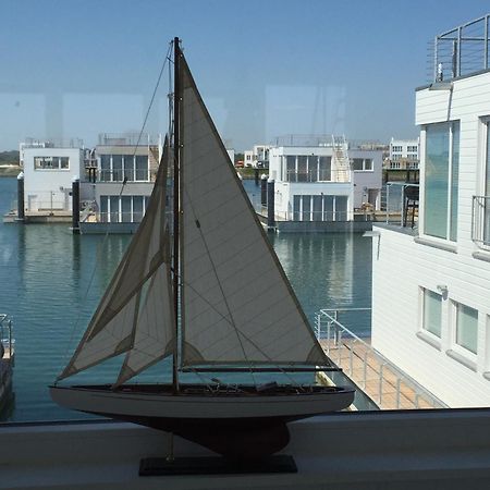 Schwimmendes Ferienhaus Antares One By Seeblick Ferien Oro, Rundum Wasser, Sauna オルペニッツ エクステリア 写真