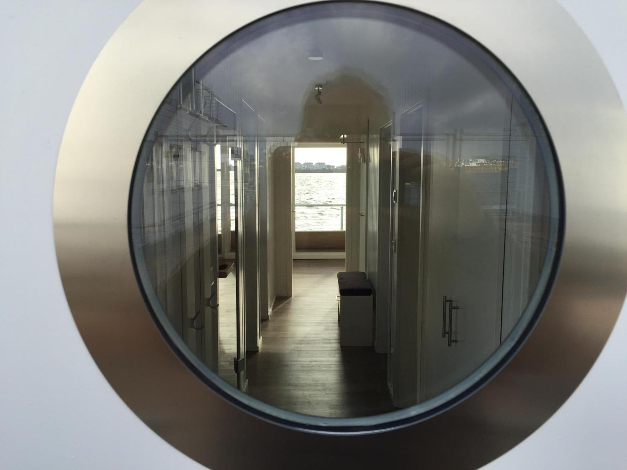 Schwimmendes Ferienhaus Antares One By Seeblick Ferien Oro, Rundum Wasser, Sauna オルペニッツ エクステリア 写真