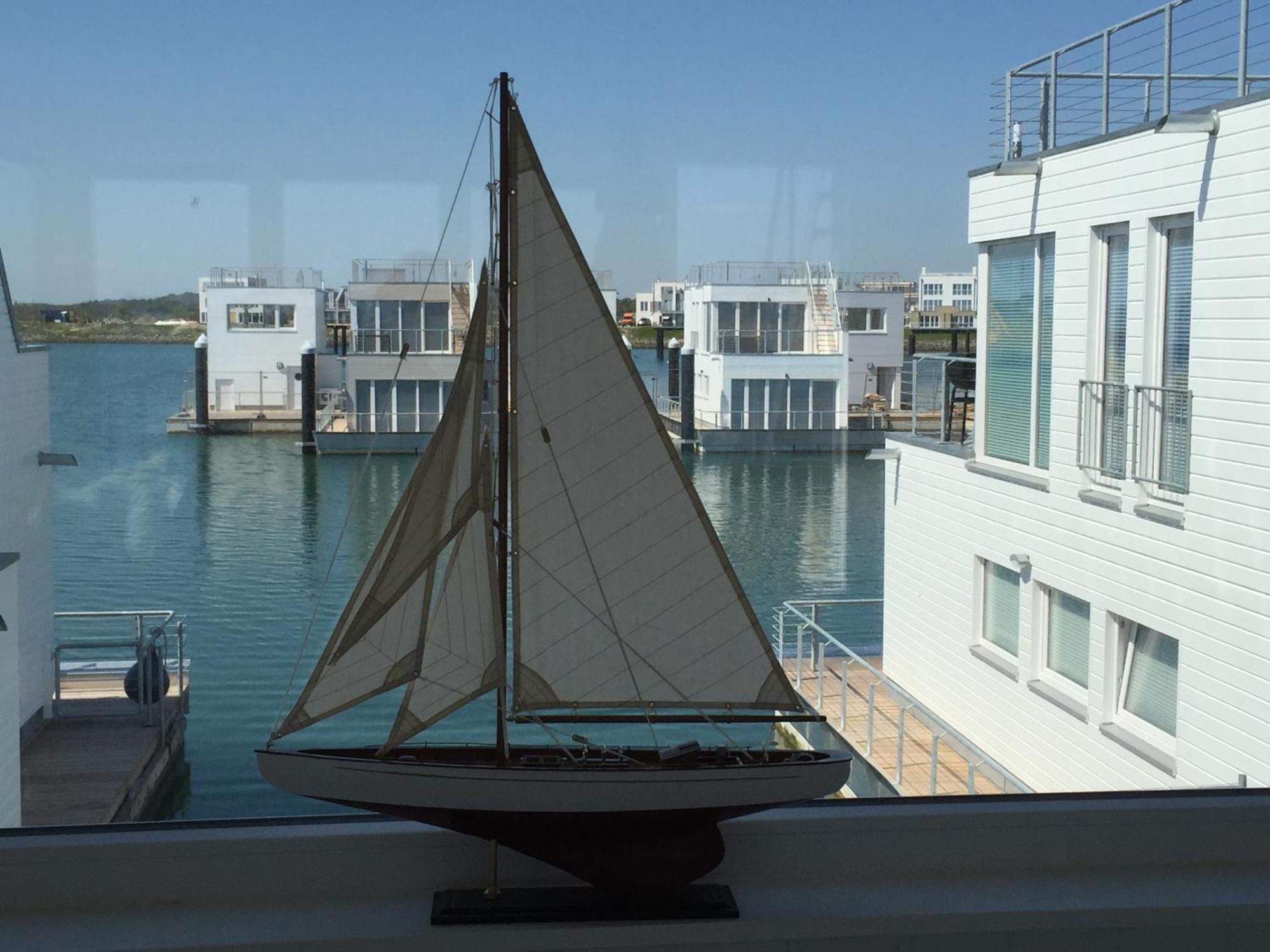 Schwimmendes Ferienhaus Antares One By Seeblick Ferien Oro, Rundum Wasser, Sauna オルペニッツ エクステリア 写真