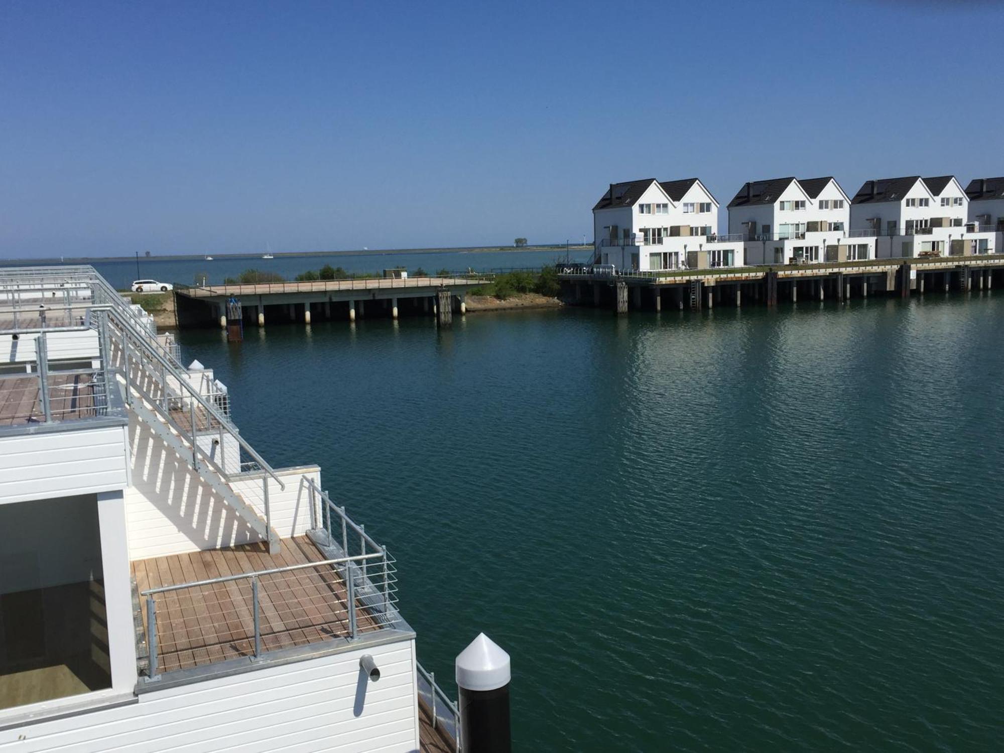 Schwimmendes Ferienhaus Antares One By Seeblick Ferien Oro, Rundum Wasser, Sauna オルペニッツ エクステリア 写真