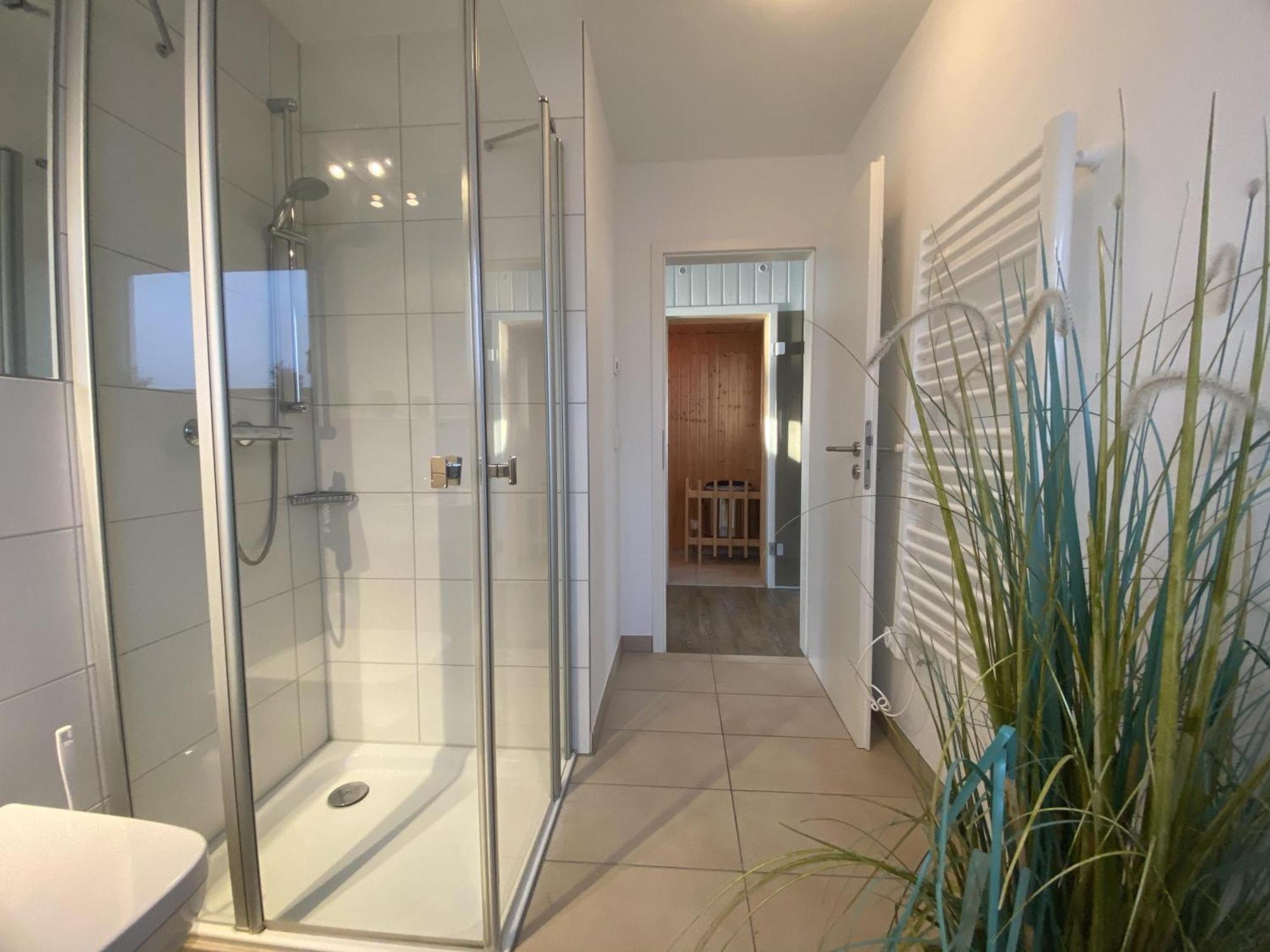 Schwimmendes Ferienhaus Antares One By Seeblick Ferien Oro, Rundum Wasser, Sauna オルペニッツ エクステリア 写真
