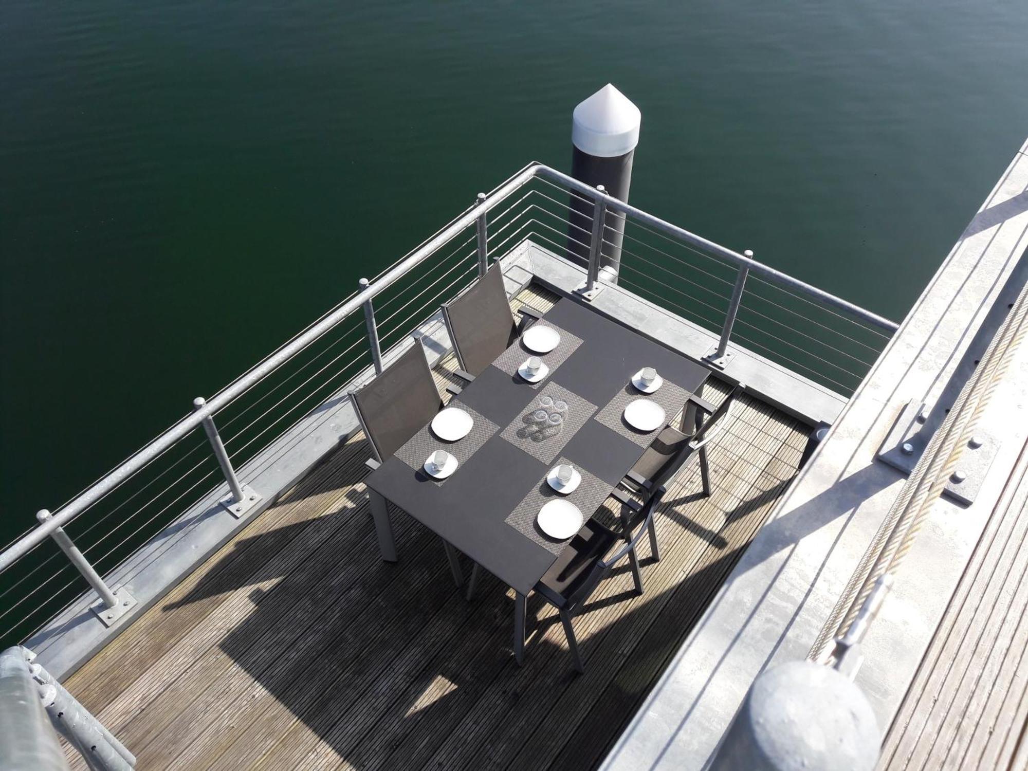 Schwimmendes Ferienhaus Antares One By Seeblick Ferien Oro, Rundum Wasser, Sauna オルペニッツ エクステリア 写真