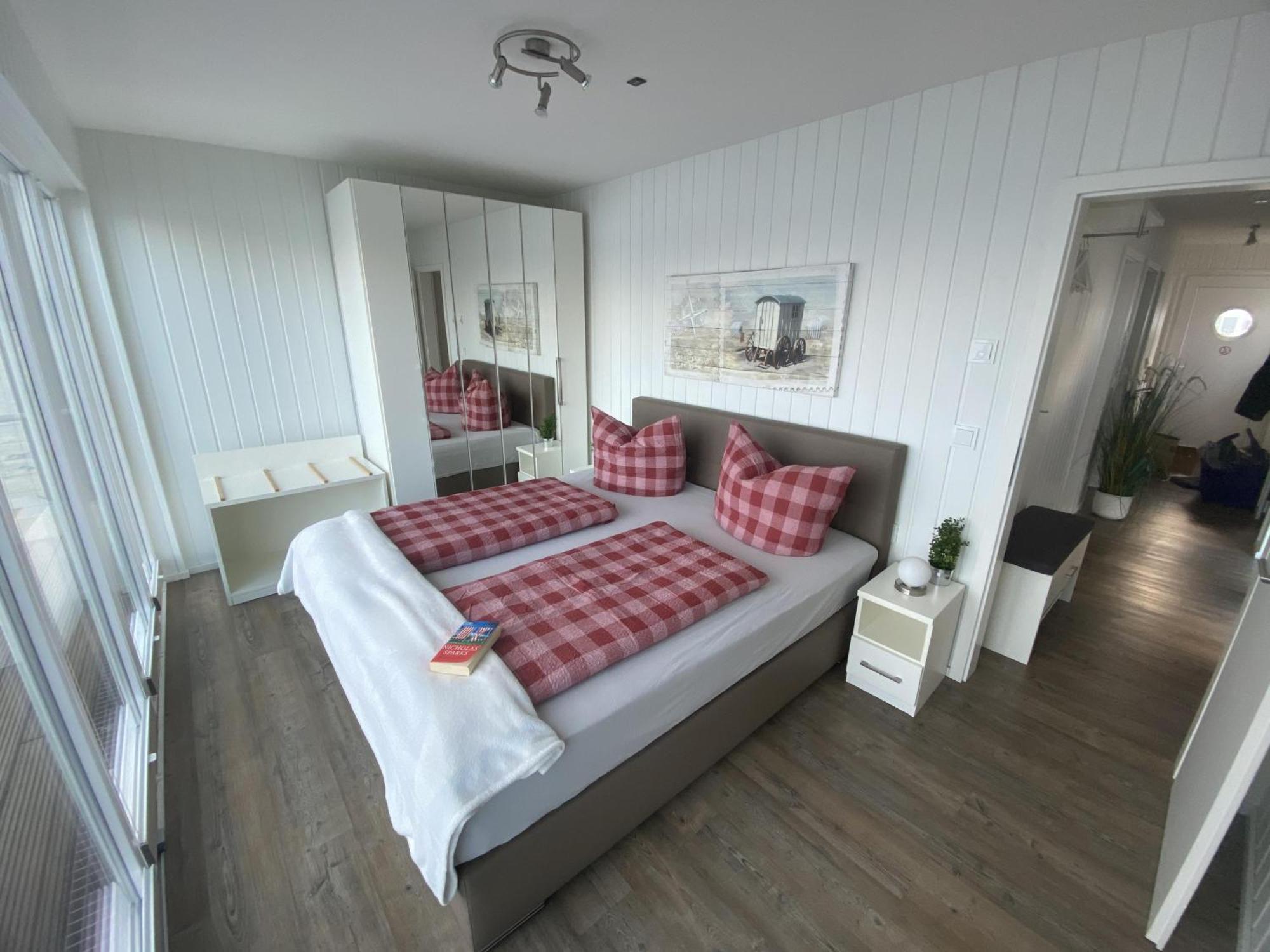 Schwimmendes Ferienhaus Antares One By Seeblick Ferien Oro, Rundum Wasser, Sauna オルペニッツ エクステリア 写真
