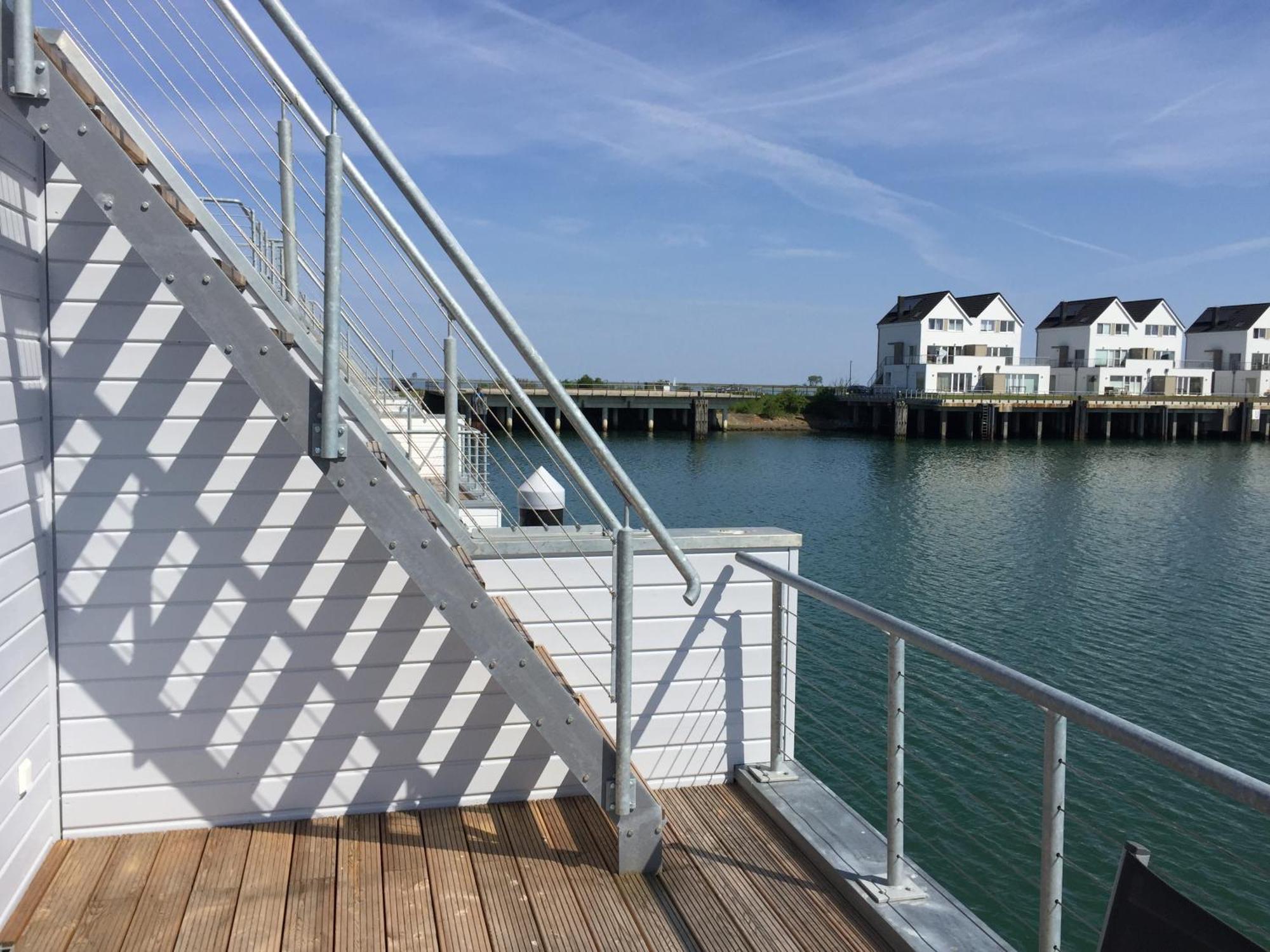 Schwimmendes Ferienhaus Antares One By Seeblick Ferien Oro, Rundum Wasser, Sauna オルペニッツ エクステリア 写真