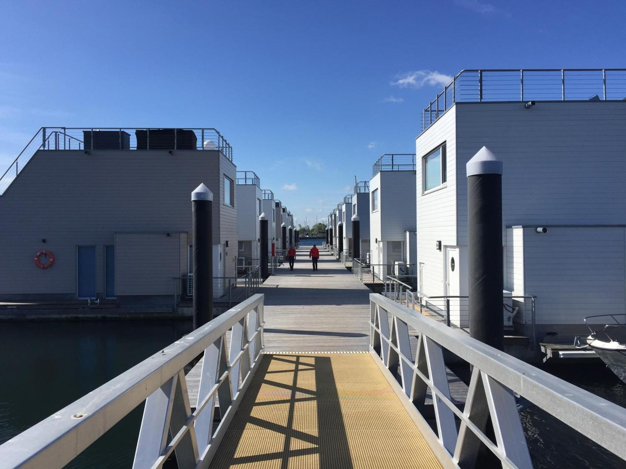 Schwimmendes Ferienhaus Antares One By Seeblick Ferien Oro, Rundum Wasser, Sauna オルペニッツ エクステリア 写真
