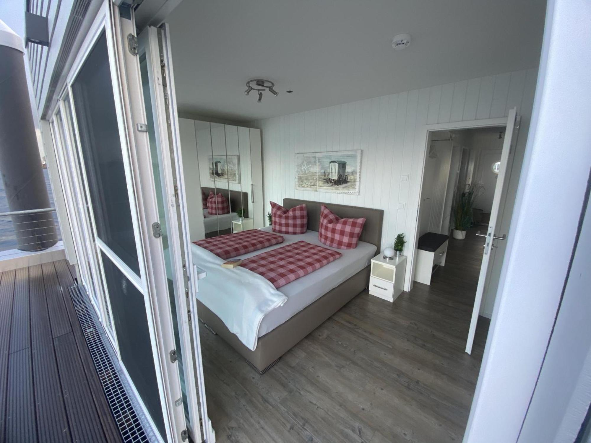 Schwimmendes Ferienhaus Antares One By Seeblick Ferien Oro, Rundum Wasser, Sauna オルペニッツ エクステリア 写真